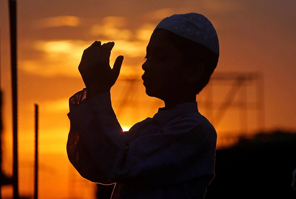 Vasten tussen het verborgene en het zichtbare: een aanbidding die alleen Allah ziet